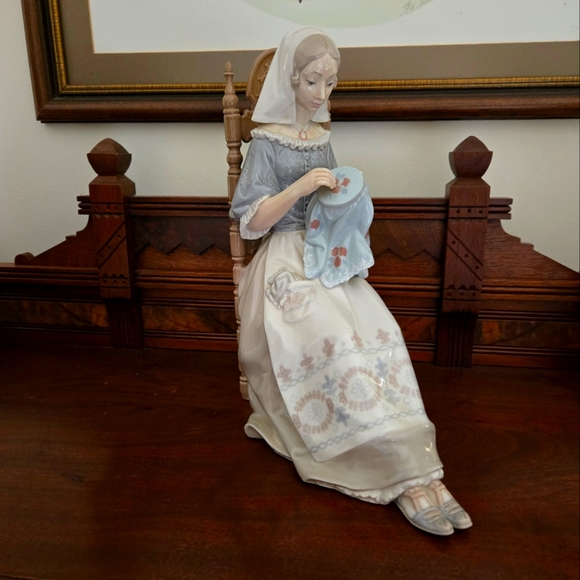 Vintage New Lladro,Lady Embroiderer